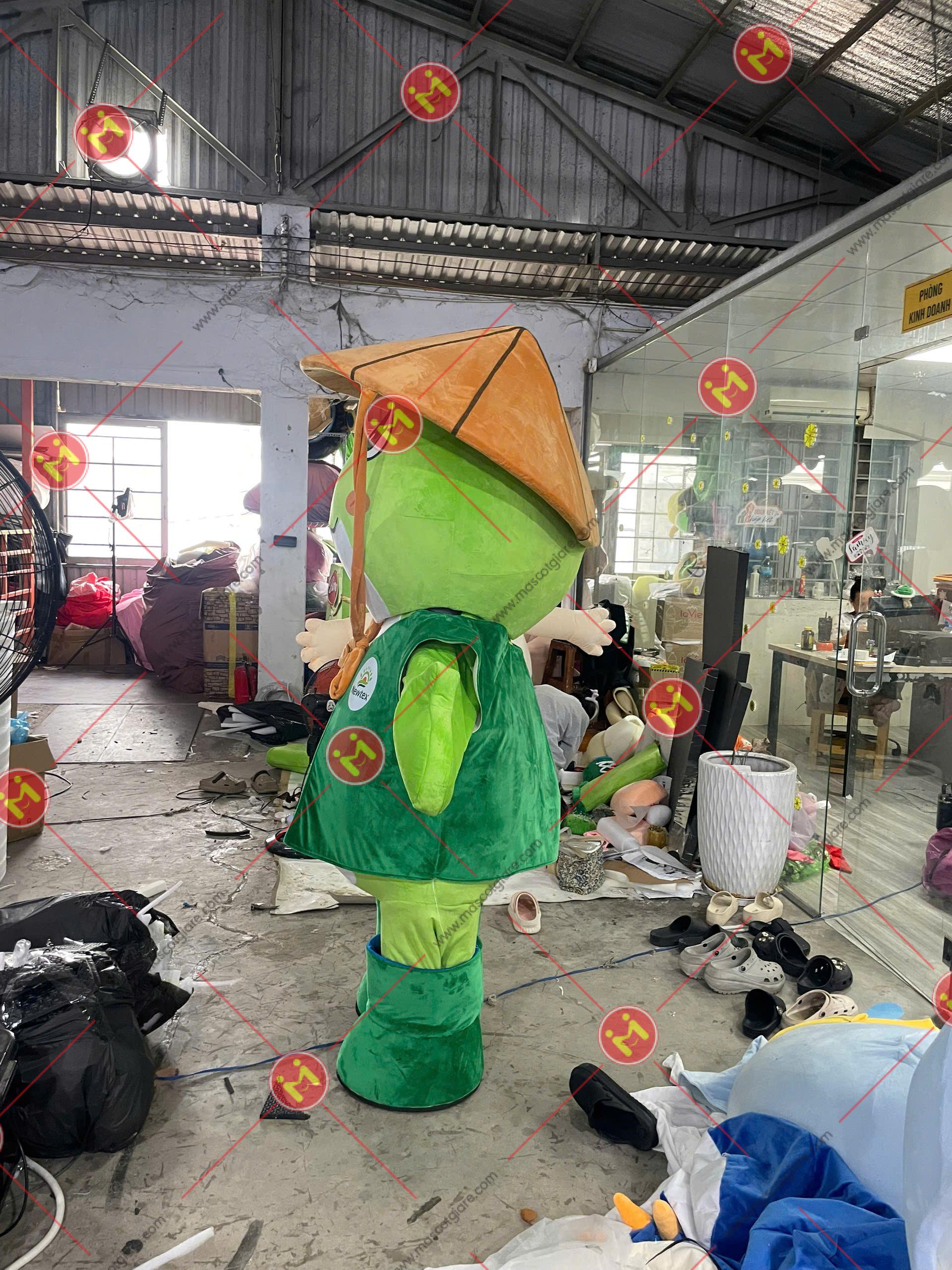 Mascot Ếch Xanh Newtex 2 Mặt hông