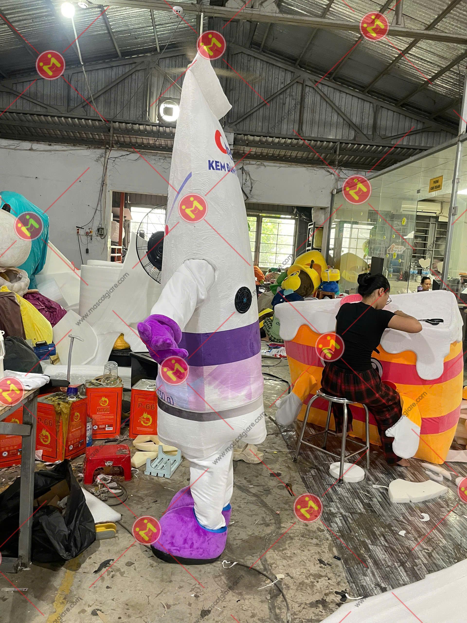 Mascot kem đánh răng Crest 2 mặt hông