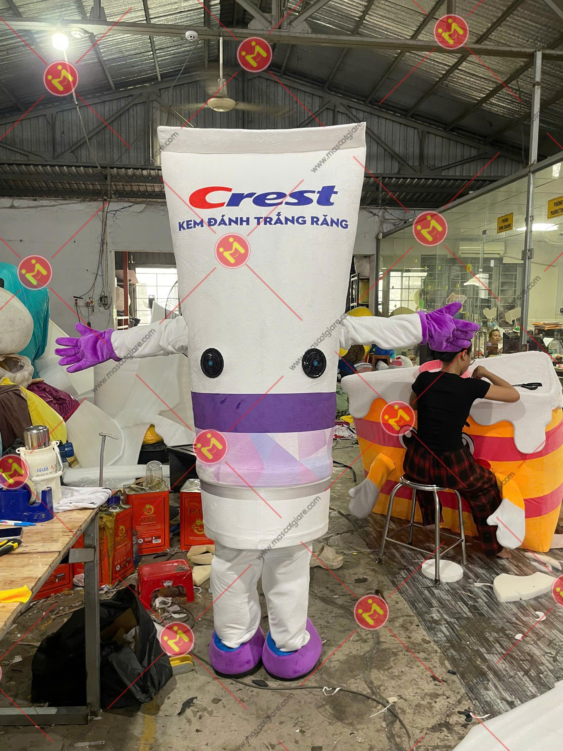 Mascot kem đánh răng Crest 1 mặt trước
